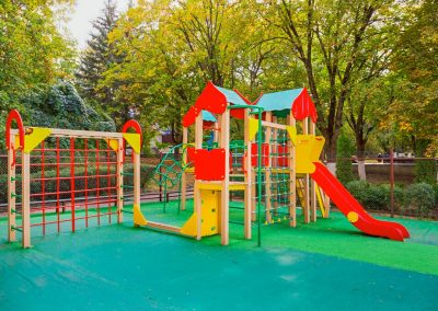 Детская площадка в санатории Лесная Поляна в городе Пятигорске - фотография