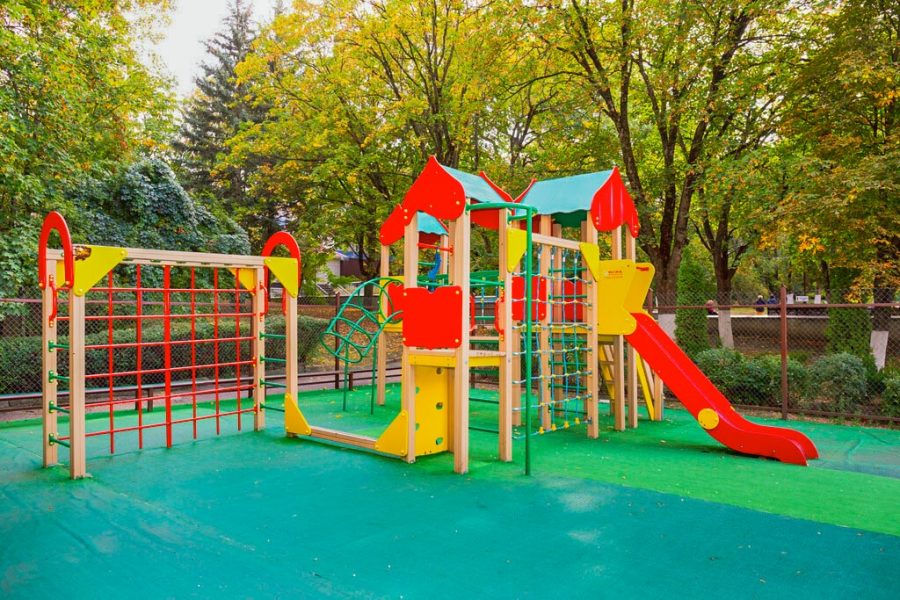 Детская площадка в санатории Лесная Поляна в городе Пятигорске - фотография