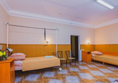 Двухместный номер 1 категории комфорт в спинальном отделении в санатории Лесная Поляна в городе Пятигорске - фотография