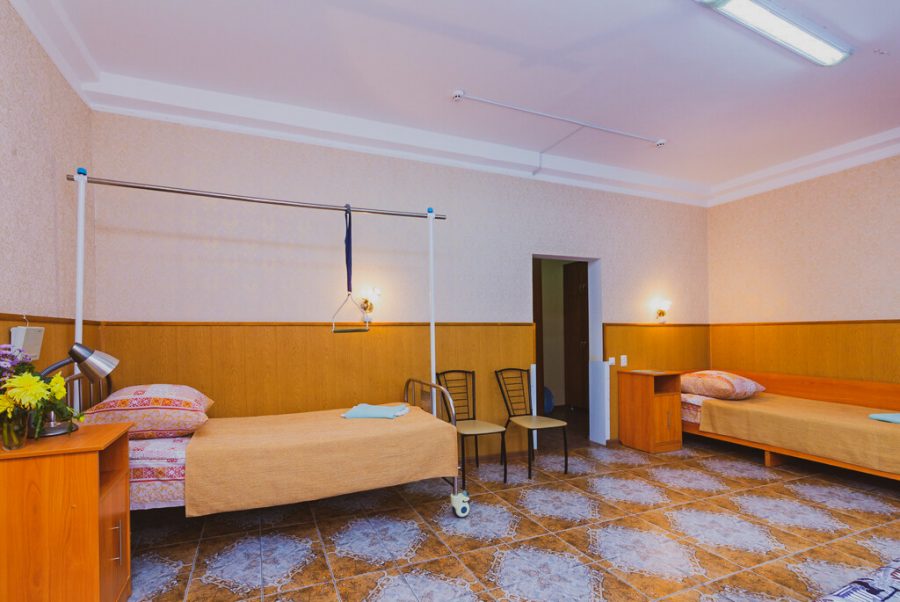 Двухместный номер 1 категории комфорт в спинальном отделении в санатории Лесная Поляна в городе Пятигорске - фотография