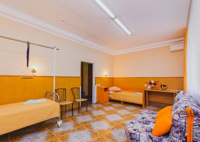 Двухместный номер 1 категории комфорт в спинальном отделении в санатории Лесная Поляна в городе Пятигорске - фотография