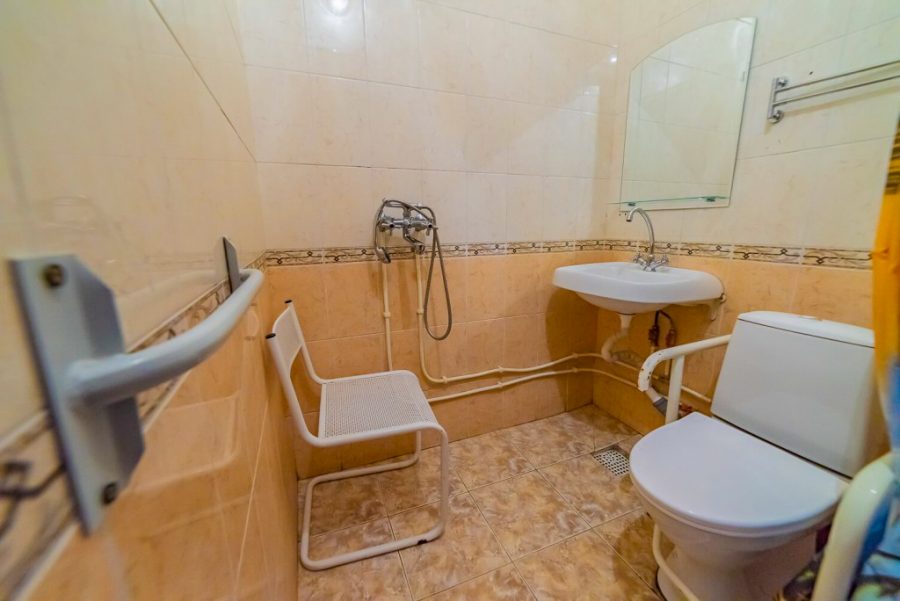 Двухместный номер 2 категории стандарт в спинальном отделении в санатории Лесная Поляна в городе Пятигорске - фотография