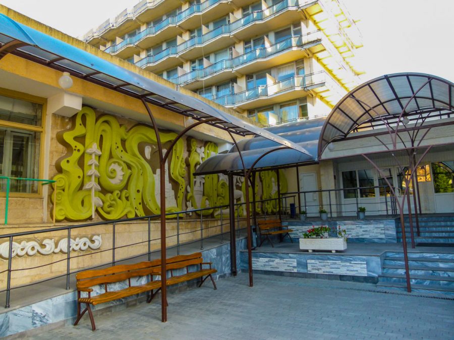 Фасад санатория Лесная Поляна в городе Пятигорске - фотография