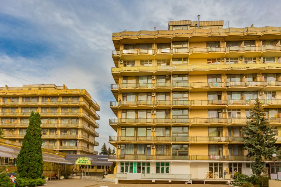 Фасад санатория Лесная Поляна в городе Пятигорске - фотография