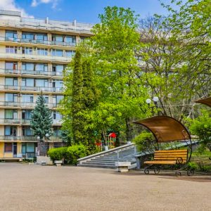 Фасад санатория Лесная Поляна в городе Пятигорске - фотография