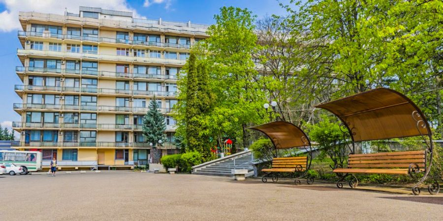 Фасад санатория Лесная Поляна в городе Пятигорске - фотография