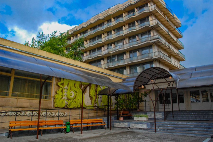 Фасад санатория Лесная Поляна в городе Пятигорске - фотография