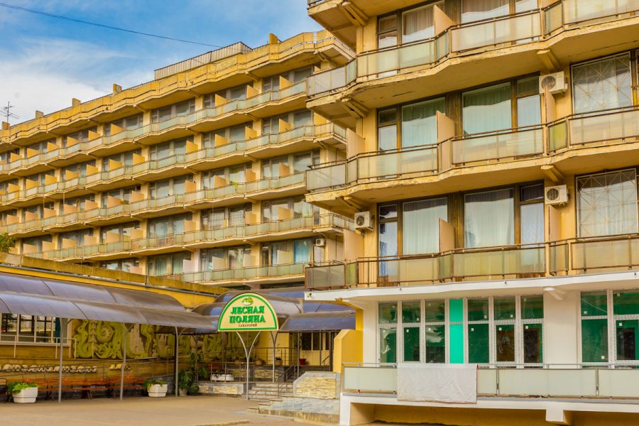 Фасад санатория Лесная Поляна в городе Пятигорске - фотография