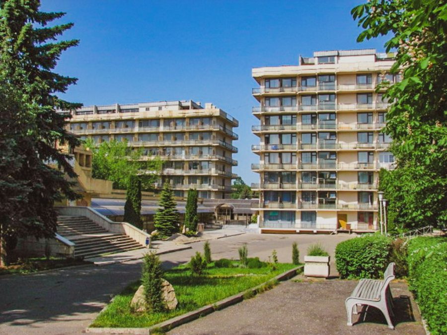 Фасад санатория Лесная Поляна в городе Пятигорске - фотография