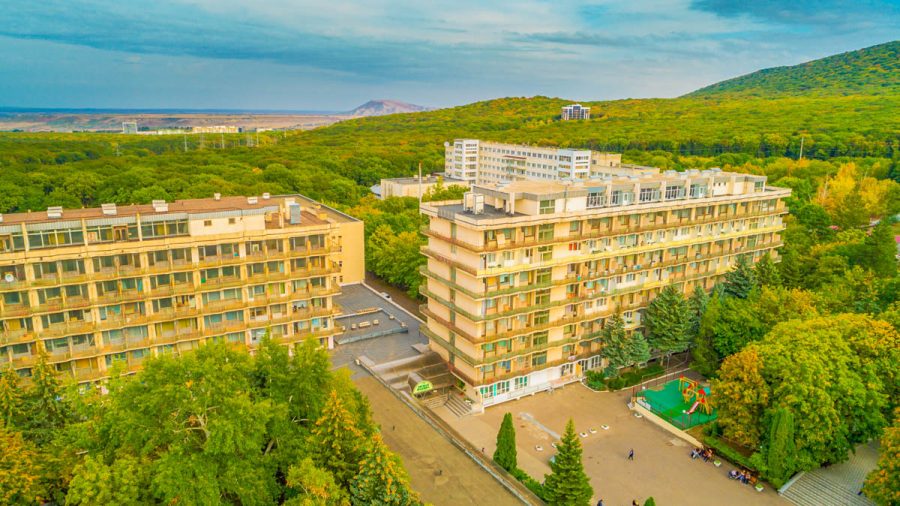 Фасад санатория Лесная Поляна в городе Пятигорске - фотография