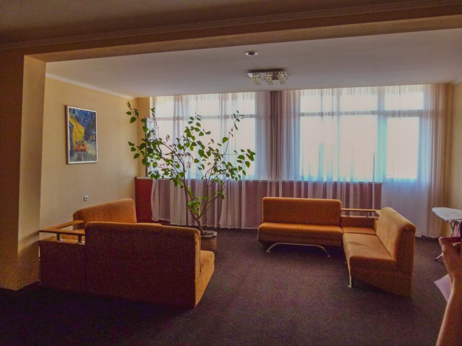 Холл в санатории Лесная Поляна в городе Пятигорске - фотография