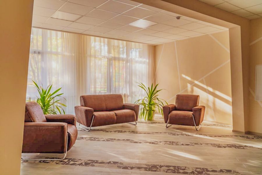 Холл в санатории Лесная Поляна в городе Пятигорске - фотография