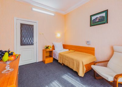 Одноместный номер 2 категории стандарт в общетерапевтическом отделении в санатории Лесная Поляна в городе Пятигорске - фотография