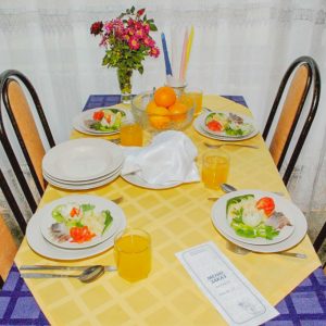 Обеденный зал в санатории Лесная Поляна в городе Пятигорске - фотография