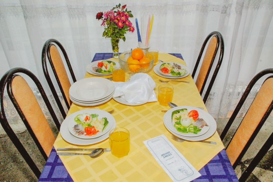 Обеденный зал в санатории Лесная Поляна в городе Пятигорске - фотография