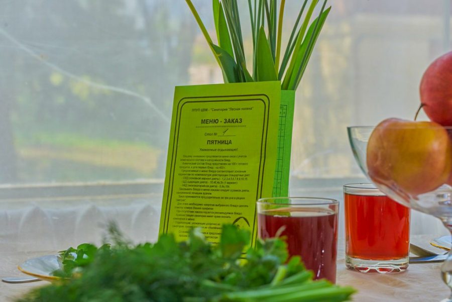 Обеденный зал в санатории Лесная Поляна в городе Пятигорске - фотография