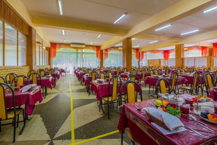 Обеденный зал в санатории Лесная Поляна в городе Пятигорске - фотография