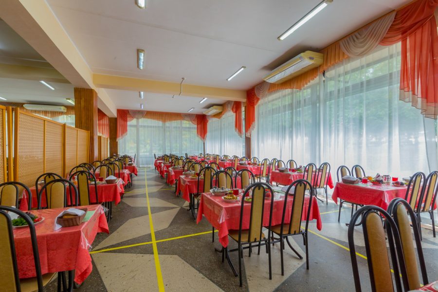 Обеденный зал в санатории Лесная Поляна в городе Пятигорске - фотография