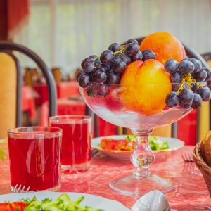 Обеденный зал в санатории Лесная Поляна в городе Пятигорске - фотография