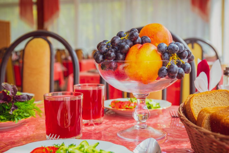 Обеденный зал в санатории Лесная Поляна в городе Пятигорске - фотография