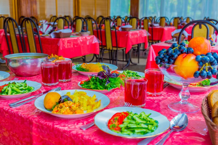 Обеденный зал в санатории Лесная Поляна в городе Пятигорске - фотография