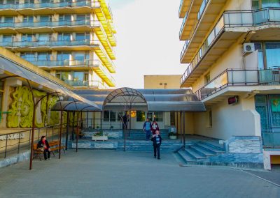 Территория в санатории Лесная Поляна в городе Пятигорске - фотография