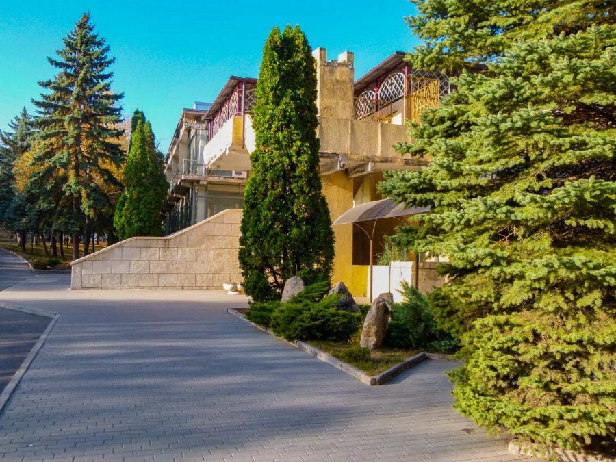 Территория в санатории Лесная Поляна в городе Пятигорске - фотография