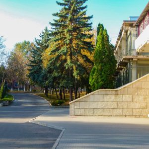 Территория в санатории Лесная Поляна в городе Пятигорске - фотография