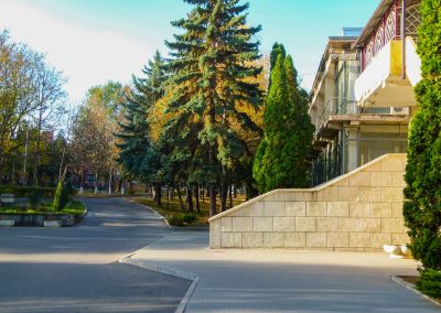 Территория в санатории Лесная Поляна в городе Пятигорске - фотография