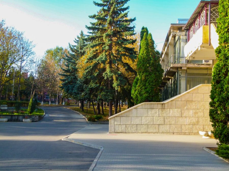 Территория в санатории Лесная Поляна в городе Пятигорске - фотография