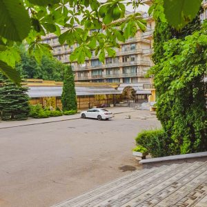 Территория в санатории Лесная Поляна в городе Пятигорске - фотография