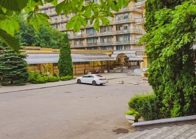 Территория в санатории Лесная Поляна в городе Пятигорске - фотография