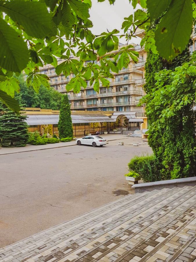 Территория в санатории Лесная Поляна в городе Пятигорске - фотография