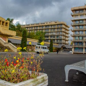Территория в санатории Лесная Поляна в городе Пятигорске - фотография