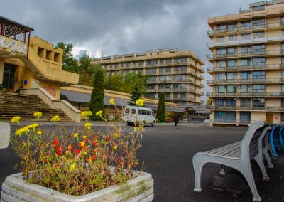 Территория в санатории Лесная Поляна в городе Пятигорске - фотография