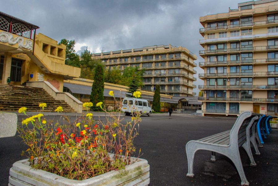 Территория в санатории Лесная Поляна в городе Пятигорске - фотография