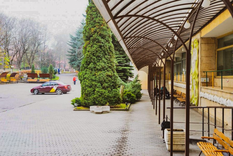 Территория в санатории Лесная Поляна в городе Пятигорске - фотография