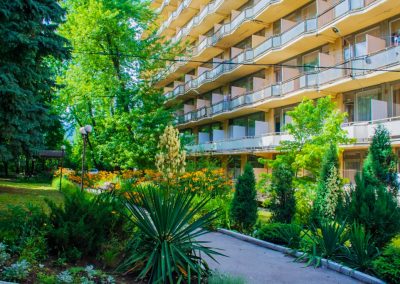 Территория в санатории Лесная Поляна в городе Пятигорске - фотография