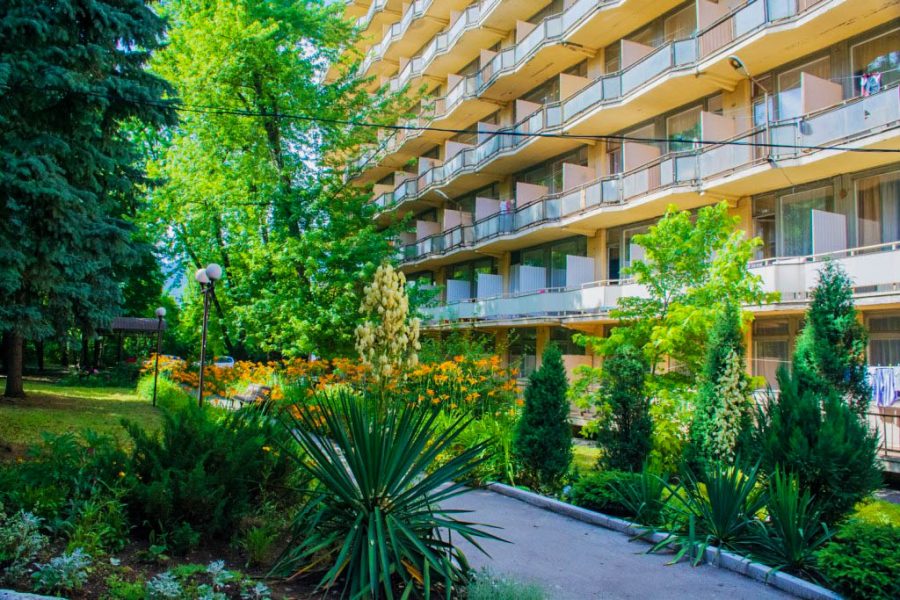 Территория в санатории Лесная Поляна в городе Пятигорске - фотография