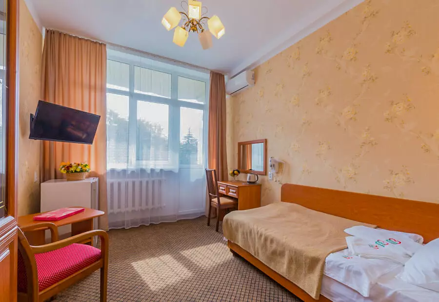 Одноместный номер 1 категории комфорт в общетерапевтическом отделении в санатории Лесная Поляна в городе Пятигорске - фотография