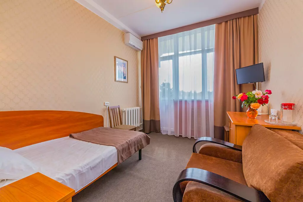 Одноместный номер 2 категории стандарт в общетерапевтическом отделении в санатории Лесная Поляна в городе Пятигорске - фотография