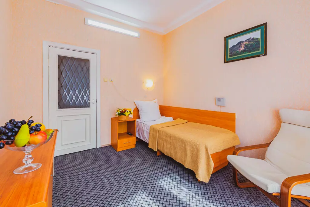 Одноместный номер 2 категории стандарт в общетерапевтическом отделении в санатории Лесная Поляна в городе Пятигорске - фотография